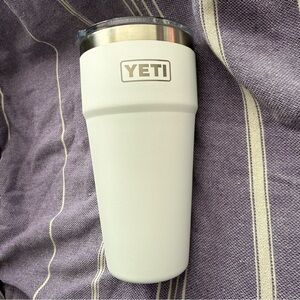 NWOT 25 oz Yeti Rambler insulated cup with MagSafe slide lid